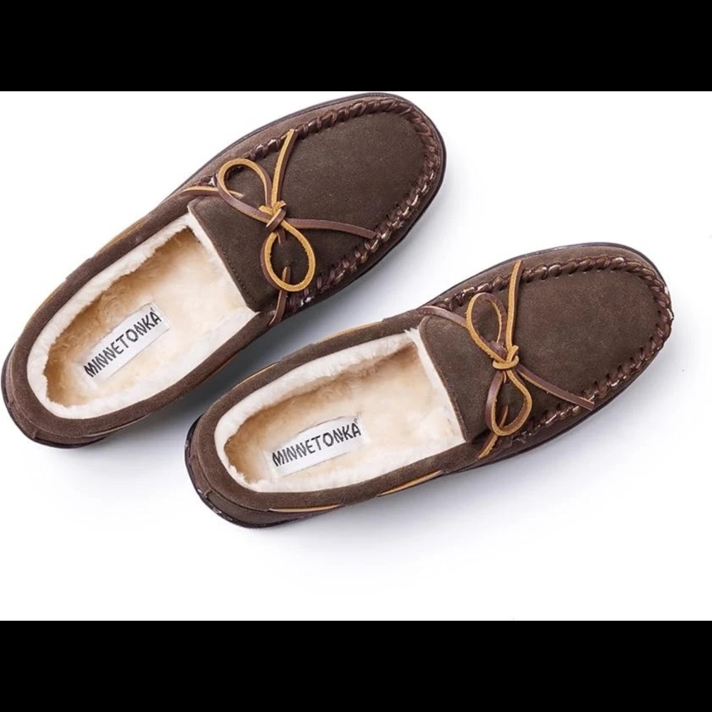 New in Box Minnetonka Men’s Chocolate Brown Slippers Size 12